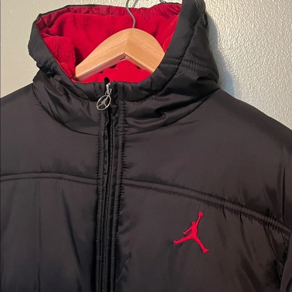 Jordan Puffer Jacket black red white fleece interior teen size XL. Men’s medium